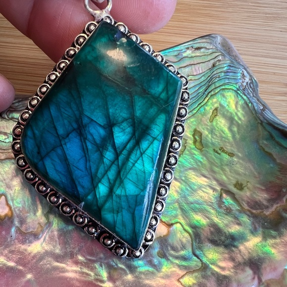 Green Labradorite Silver Pendant - Picture 4 of 9